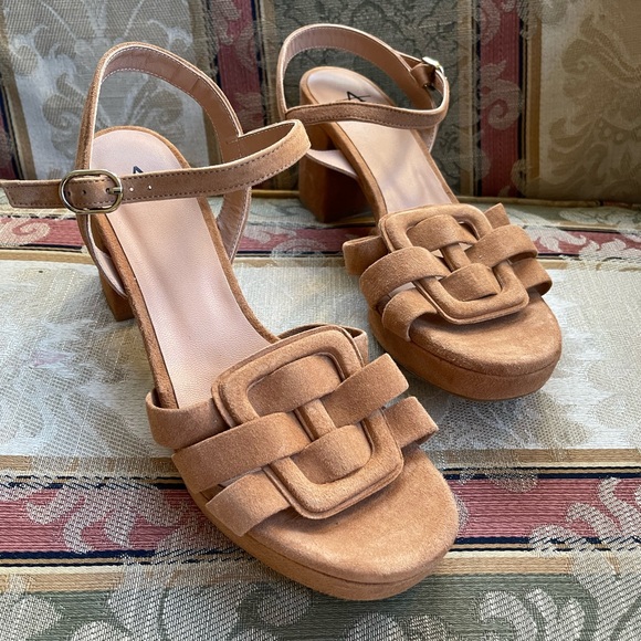 Aquatalia Shoes - AQUATALIA Micah Suede Platform Sandals. Size 8.5 Women 
S1-17